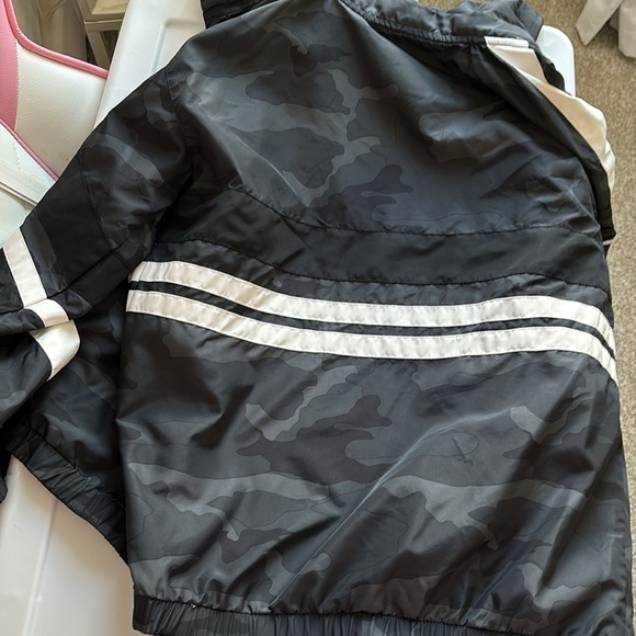 New RVCA camo windbreaker size XS - Picture 6 of 6